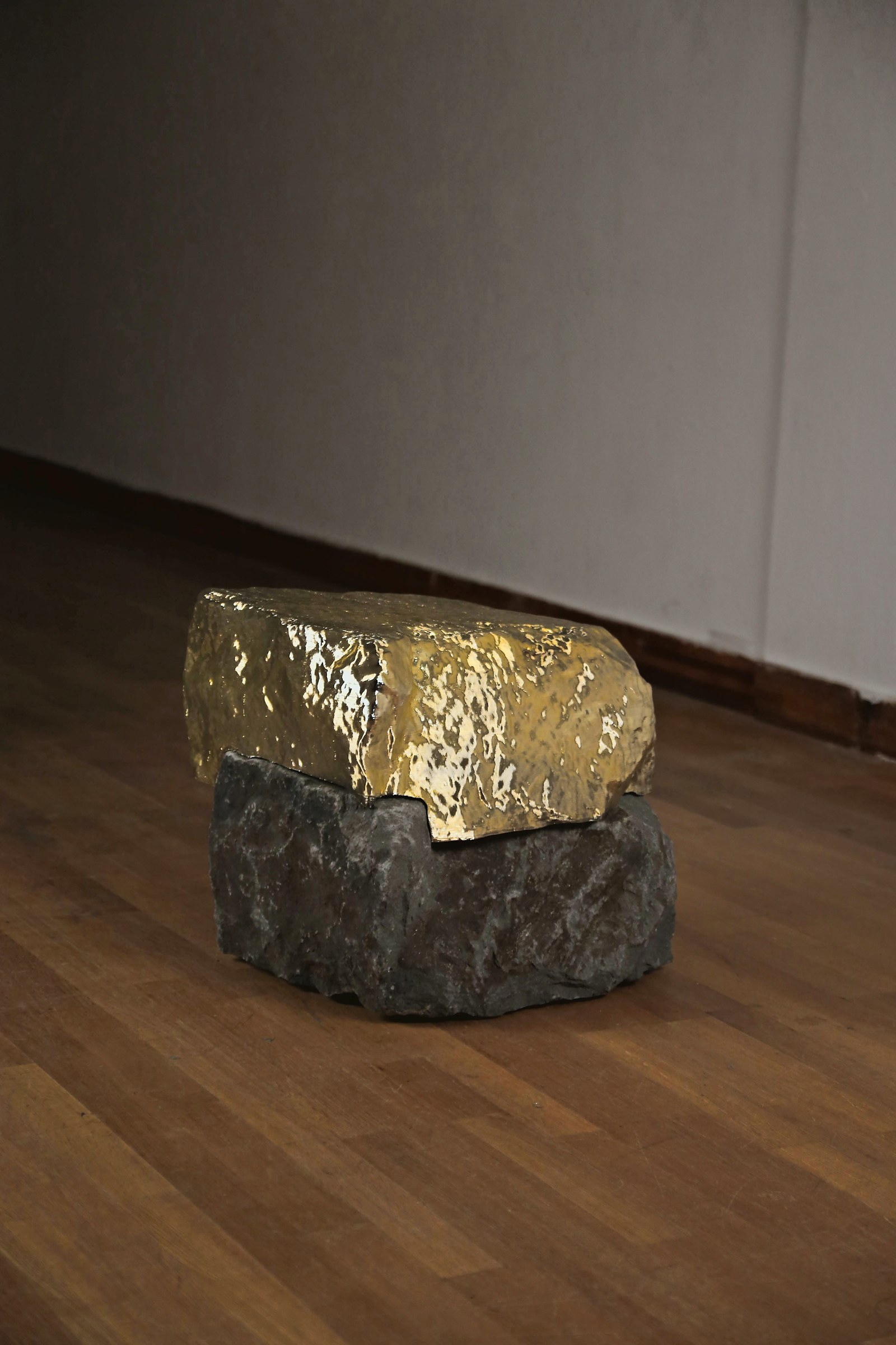Gold Stool 01 — 전시장 설치 · HoMA, 2016
