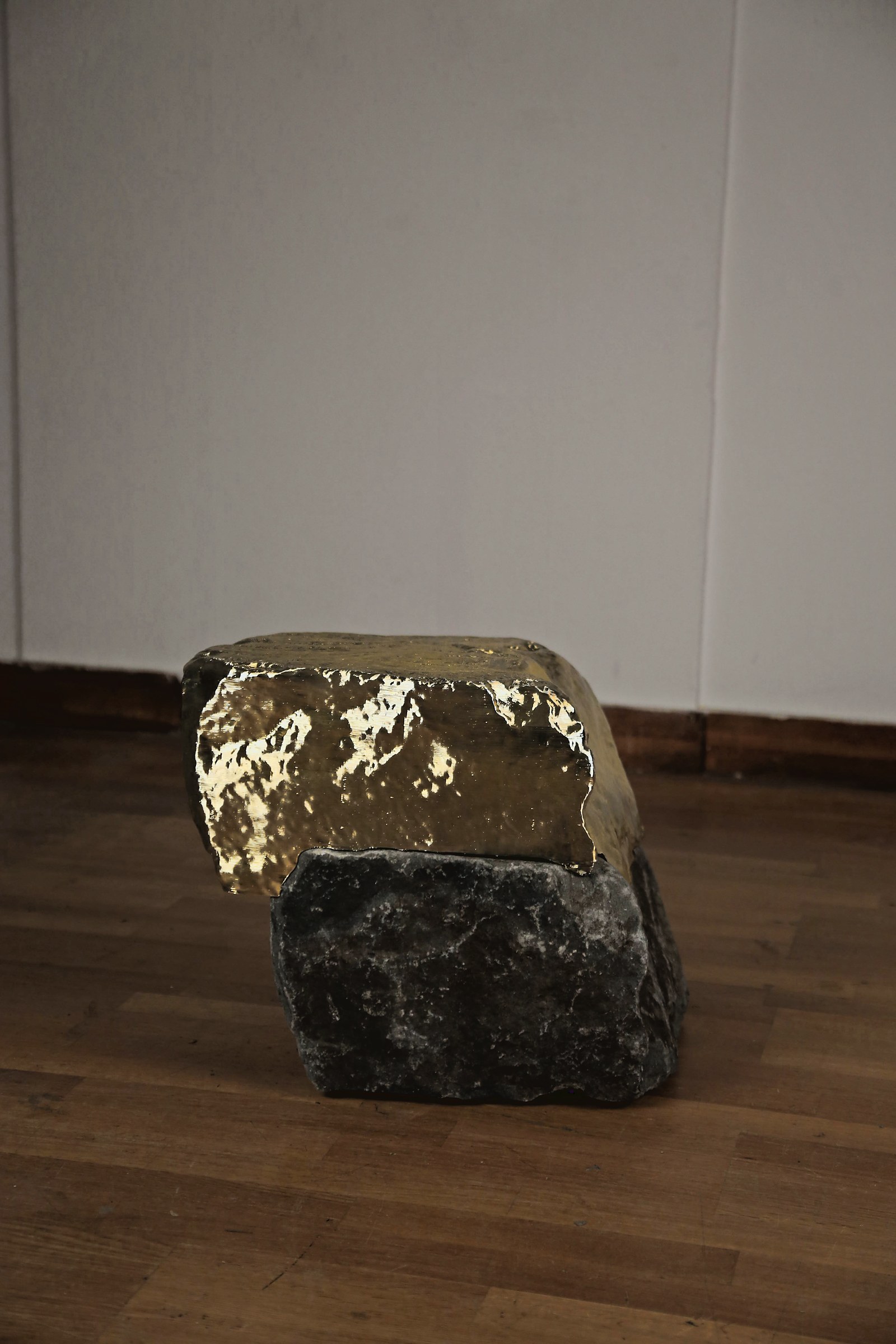 Gold Stool 04 — 전시장 설치 · HoMA, 2016