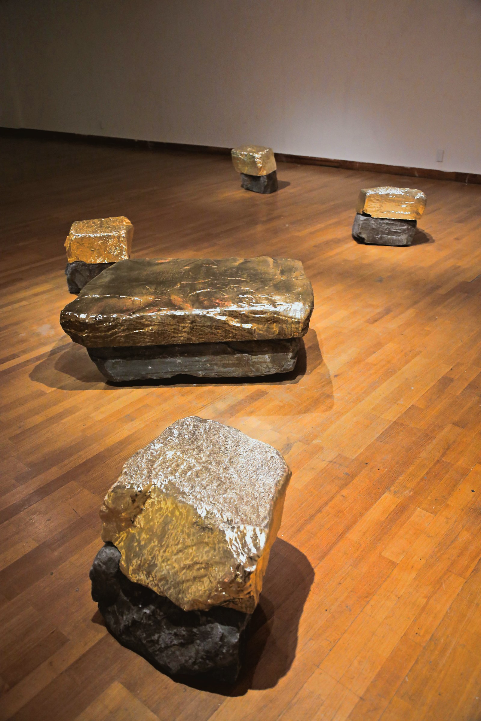 Gold Stool 01 — 금 연작 전시 전경 · HoMA, 2016
