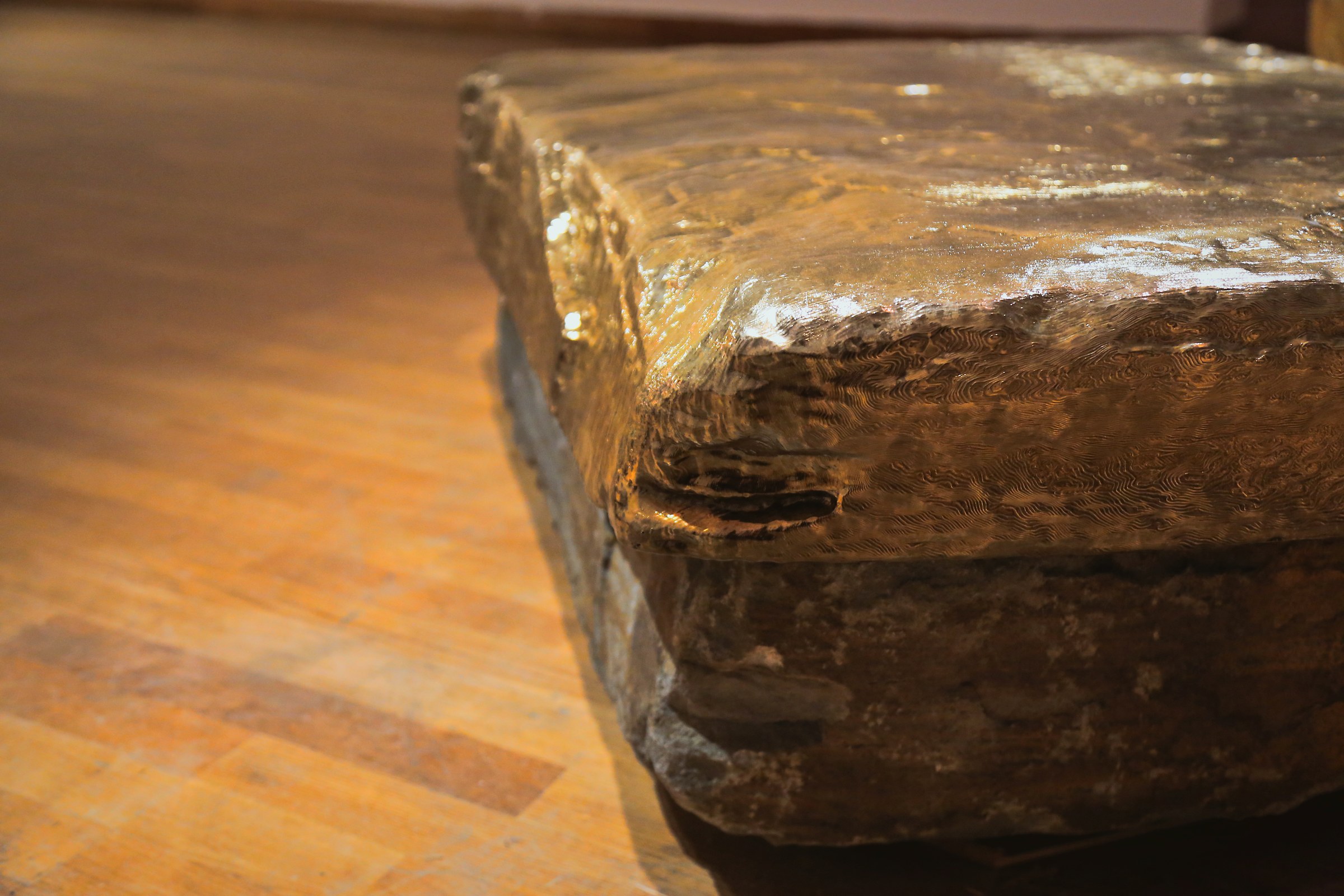 Gold Table — Edge detail