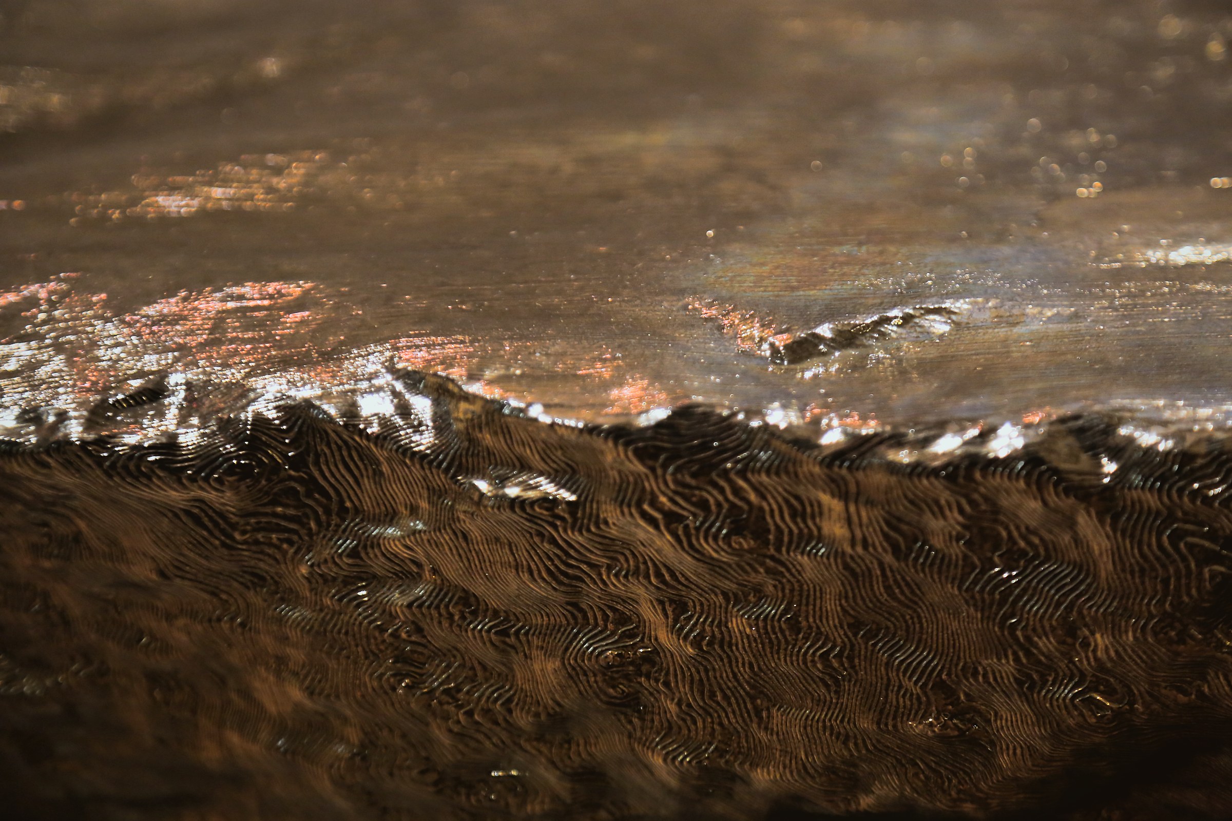 Gold Table — 상판 표면