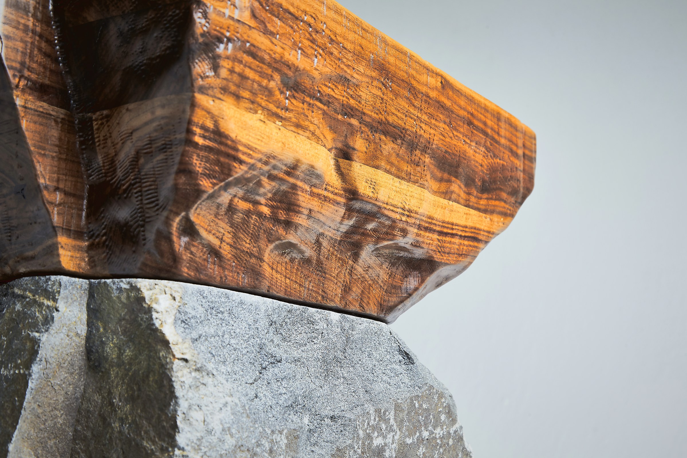 Wood Stone and Stone no.33 — 월넛과 자연석이 맞물리는 면