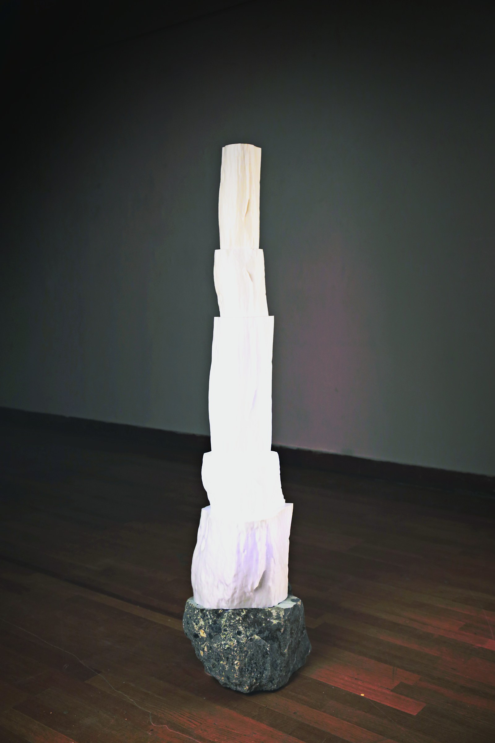 5 Layers Pagoda Lighting — 전시장 설치 · HoMA, 2016